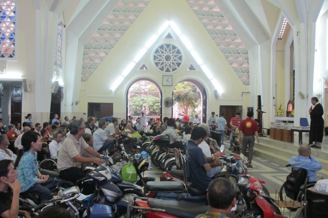 Xe gắn máy, ba ánh, xe lăn, xe lắc vào trong lòng nhà thờ