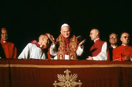 4. Đức Gioan Phaolô II ra mắt các tín hữu từ ban công quảng trường thánh Phê-rô ngay sau mật nghị hồng y ngày 16/10/1978. Đức Hồng y Karol Jozef Wojtyla của Ba Lan không được biết đến nhiều trong giáo hội đã được chọn làm Giáo Hoàng. Lúc đó ngài 58 tuổi. Ảnh CNS