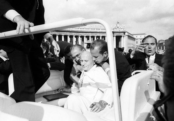 5. Đức Gioan Phao-lô II bị bắn vào ngực ngày 13/5/1981 tại quảng trường thánh Phê-rô. Thủ phạm là tay súng người Thổ Nhĩ Kỳ tên là Mehmet Ali Agca L’Osservatore Romano