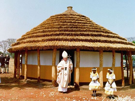 6. Đức Gioan Phao-lô II bước ra từ một căn lều để cử hành thánh lễ tại sân vận động Parakou, Benin năm 1993. Đây là chuyến tông du thứ 104 của ngài.
