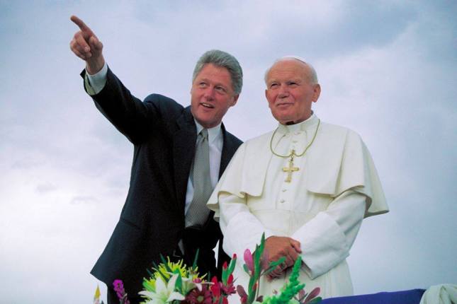 7. Tổng thống Mỹ Bill Clinton đứng cạnh Đức Gioan Phao-lô II trong buổi chào đón tại Denver ngày 12/8/1993.