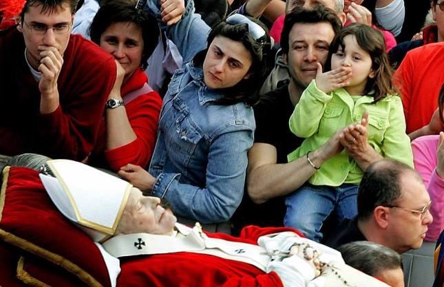 8. Dân chúng khóc khi thi hài Đức Gioan Phao-lô II được di chuyển tới quảng trường Thánh Phê-rô ngày 4/4/2005.