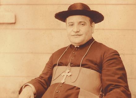 3. Vào năm 1925, với sự bổ nhiệm làm Visitatore Apostolico tại Bulgaria, ngài đã bắt đầu giai đoạn phục vụ cho ngành ngoại giao của Tòa Thánh cho đến năm 1952. Sau lễ phong chức giám mục diễn ra tại Rome vào ngày 19 tháng 3 năm 1925, ngài khởi hành đi Bulgaria với nhiệm vụ giúp đỡ cho cộng đoàn Công giáo nhỏ bé và đang gặp nhiều khó khăn tại đó. Khởi đầu công việc và tiếp tục cả hàng chục năm, Đức cha Roncalli đã đặt nền móng cho việc thiết lập một Tông Tòa mà ngài đã được bổ nhiệm làm vị đại diện đầu tiên vào năm 1931. Ảnh chụp năm 1926, một năm sau khi ngài được thụ phong chức giám mục.