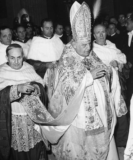 5. Chân phước Gioan XXIII cầu nguyện sau khi được bầu làm vị kế nhiệm thánh Phê-rô. Ở tuổi 76, ngài là vị giáo hoàng nhiều tuổi nhất được bầu trong vòng hơn 200 năm qua.