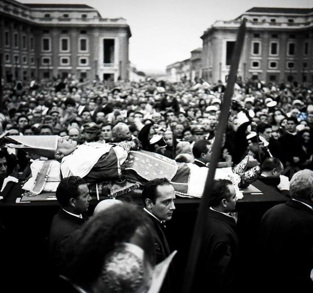 7. Thi hài chân phước Gioan XXIII trong lễ tang tháng 1/ 1963 tại quảng trường thánh Phê-rô