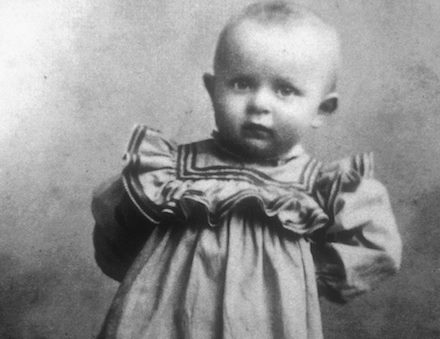 1. Cậu bé Karol Józef Wojtyła sinh vào ngày 18 tháng 5 năm 1920 tại Wadowice, miền nam Ba Lan, cách Kraków 50 cây số. Là con út trong một gia đình có ba người con, cô chị chết từ khi còn nhỏ. Cha ông là Karol Wojtyla một cựu sĩ quan trong quân đội Habsburg và mẹ là Emilia Kaczorowka.